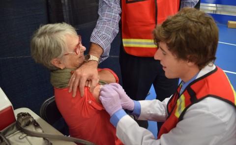 A UNE medical student volunteers at a vaccination clinic